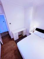 Small double bedroom in a bright flat near Heathrow & mins to River - B&B Twickenham