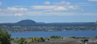 Taupo Lake Views, 4 Bedroom Home, Fully Fenced - B&B Taupo
