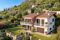Exclusive private villa with panoramic lake view and pool use - Bed and Breakfast Gargnano