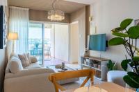 Calina - 3BR Apt W Pool & Balcony in Mackenzie - B&B Larnaka