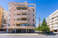 Calina - 3BR Apt W Pool & Balcony in Mackenzie - B&B Larnaka