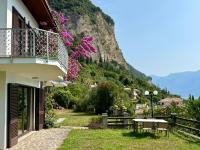 Exclusive private villa with panoramic lake view and pool use - Bed and Breakfast Gargnano