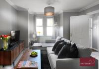 Woking - 2 Bedroom House - Parking - Chambres d'hôtes Brookwood