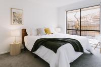 Stylish 2BR | Sleeps 4 | Walk to Town - Chambres d'hôtes Sale
