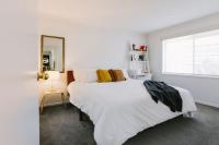 Stylish 2BR | Sleeps 4 | Walk to Town - Chambres d'hôtes Sale