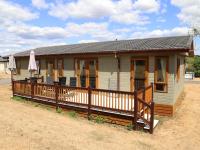 Shorefield Country Park 4 Bedroom Lodge communal swimming pool - B&B Milford on Sea