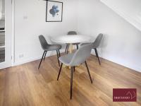 Guildford - 2 Bedroom House - Parking - Bed and Breakfast West Clandon