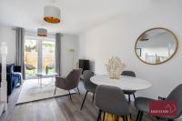 Woking 2 Bedroom House Parking Garden - B&B Brookwood