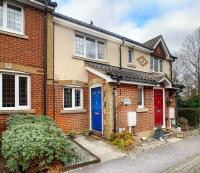Knaphill - 2 Bedroom Terrace House - With Garden - B&B Brookwood