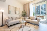 Peaceful 1BR with Spacious Balcony and Private Beach Access, Just a Short Drive from Khorfakkan Waterfall & Al Rafisah Dam, Khor Fakkan Resort by Deluxe Holiday Homes - Ferienwohnung Khawr Fakkān