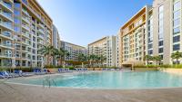 Peaceful 1BR with Spacious Balcony and Private Beach Access, Just a Short Drive from Khorfakkan Waterfall & Al Rafisah Dam, Khor Fakkan Resort by Deluxe Holiday Homes - Chambres d'hôtes Khawr Fakkān