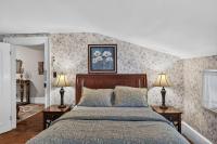 Queen Room with Shared Bathroom