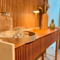 Zimmer mit Kingsize-Bett und Balkon