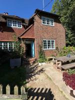 Two bed home with garden & parking in Bramley Surrey Hills - B&B Bramley