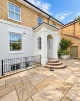 Central 1-bed apartment moments from Guildford train station - Chambres d'hôtes Stoughton