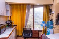 Parkside Serenity Stylish Road-Facing Window Suite - Enjoy a bright stylish space with a large road-facing window overlooking a beautiful recreation park Relax unwind and take a refreshing swim in the rooftop pool an ideal city escape - B&B Nairobi