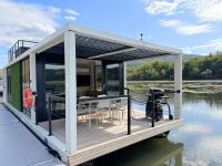 Burgflotte Modern 2 - Design-Hausboot mit Dachterrasse, ideal für Paare und Freunde - B&B Lorch