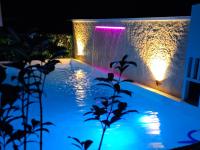 Family Studio - Pool, Kitchen & Netflix - Mountain & Pool Views - Nature Stay Near Underground River & Fireflies - With Onsite Restaurant & Free Billiards - Perfect Stop Between El Nido and Puerto City - Chambres d'hôtes Puerto Princesa