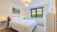 Stormont - Stunning 2 King Bedroom Apartment with Patio - Bed and Breakfast Belfast