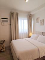 Coastal Crest View l 1BR with Balcony l Pool - Chambres d'hôtes Talisay
