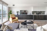 Spacious Downtown 2BR plus Den Free Parking & Patio - B&B Toronto