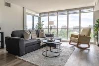 Spacious Downtown 2BR plus Den Free Parking & Patio - B&B Toronto