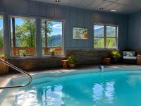 Indoor Heated Pool Cabin with View, Theater, Game Room & Fire Pit - Chambres d'hôtes Gatlinburg