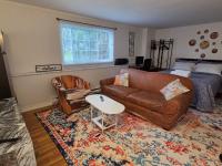 Executive Private Room in a Shared Apartment- Comfortable and Convenient - B&B Saint John