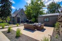 Downtown CDA Cottage Deck Fire Table & Grill - Bed and Breakfast Coeur d'Alene