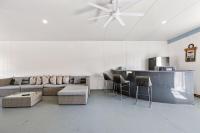 Pumicestone Porch – 4BR Pet-Friendly, Walk to Bongaree Jetty. - B&B Pengarry