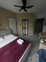 MKB Homestay - 1 X Queen Bed Studio Room with Connecting Room Capability - B&B Klang