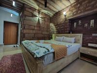 Zimmer mit Kingsize-Bett und Balkon