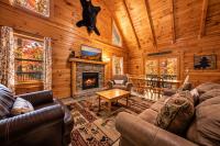 Spacious 5BR Cabin Hot Tub & Game Room - Chambres d'hôtes Pigeon Forge