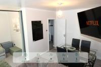 Spacious 3 Bedrooms 7 Beds Maisonette with 1 Bathroom 1WC 4 Smart TV's with Adaptable Lounge Area Tram access near Salford Quays and MCR City Centre - Ferienwohnung Manchester