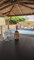 Moroccan 7 seater hot tub townhouse with disabled access apartment, sleeps 15, private off road parking space with EV point, inside accessible jaccuzi bath, Netflix and Wifi, near Argyle, boutique shops eateries and pubs - Chambres d'hôtes Plymouth