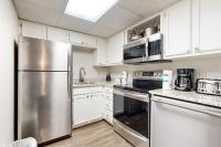Dual-Suite Riverside Condo Sleeps 4 Views Pool - Chambres d'hôtes Pigeon Forge