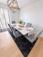 Stylish 3-Bedroom Full House Near Magnetic Hill - Chambres d'hôtes Moncton