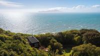 Clifftop Tiny House Sea Views & Kāpiti Island - B&B Porirua