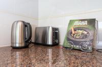 2BR 2BA Apt with Dedicated Workspace and Free parking - B&B Kingston