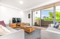 2BR 2BA Apt with Dedicated Workspace and Free parking - Hosted by CanStay - Bed and Breakfast Kingston