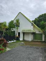Three-Bedroom Home Just Minutes from the Beach - B&B Auckland
