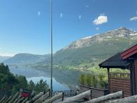 Scenic Voss Retreat - Lake & Mountain Views - Chambres d'hôtes Voss