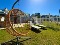 Ballito beachfront 3-bed, daily service, lawn and promenade steps from the sand - Chambres d'hôtes Ballito
