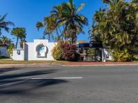 Ballito beachfront 3-bed, daily service, lawn and promenade steps from the sand - Chambres d'hôtes Ballito