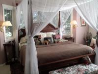 Zimmer mit Kingsize-Bett und Whirlpool