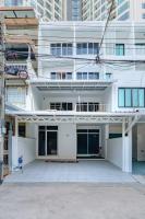 Retrovibes Sathorn BTS Saphan Taksin ICONSIAM Asiatique Chao Phraya Max 9 persons - B&B Bangkok