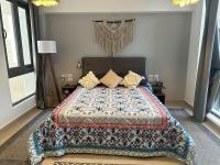 Stylish 2BR chalet with beach & pool access, kitesurfing Fins in KAI - Chambres d'hôtes Al ‘Ayn as Sukhnah