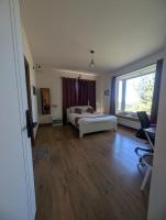 Zimmer mit Kingsize-Bett und Bergblick