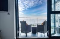Seafront retreat - Beachfront Luxury Apartment with Panoramic Sea Views, Balcony & Parking space - Chambres d'hôtes Ramsgate