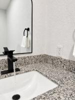Private HTX Stay Near Airport - Sleeps 2 - B&B Houston